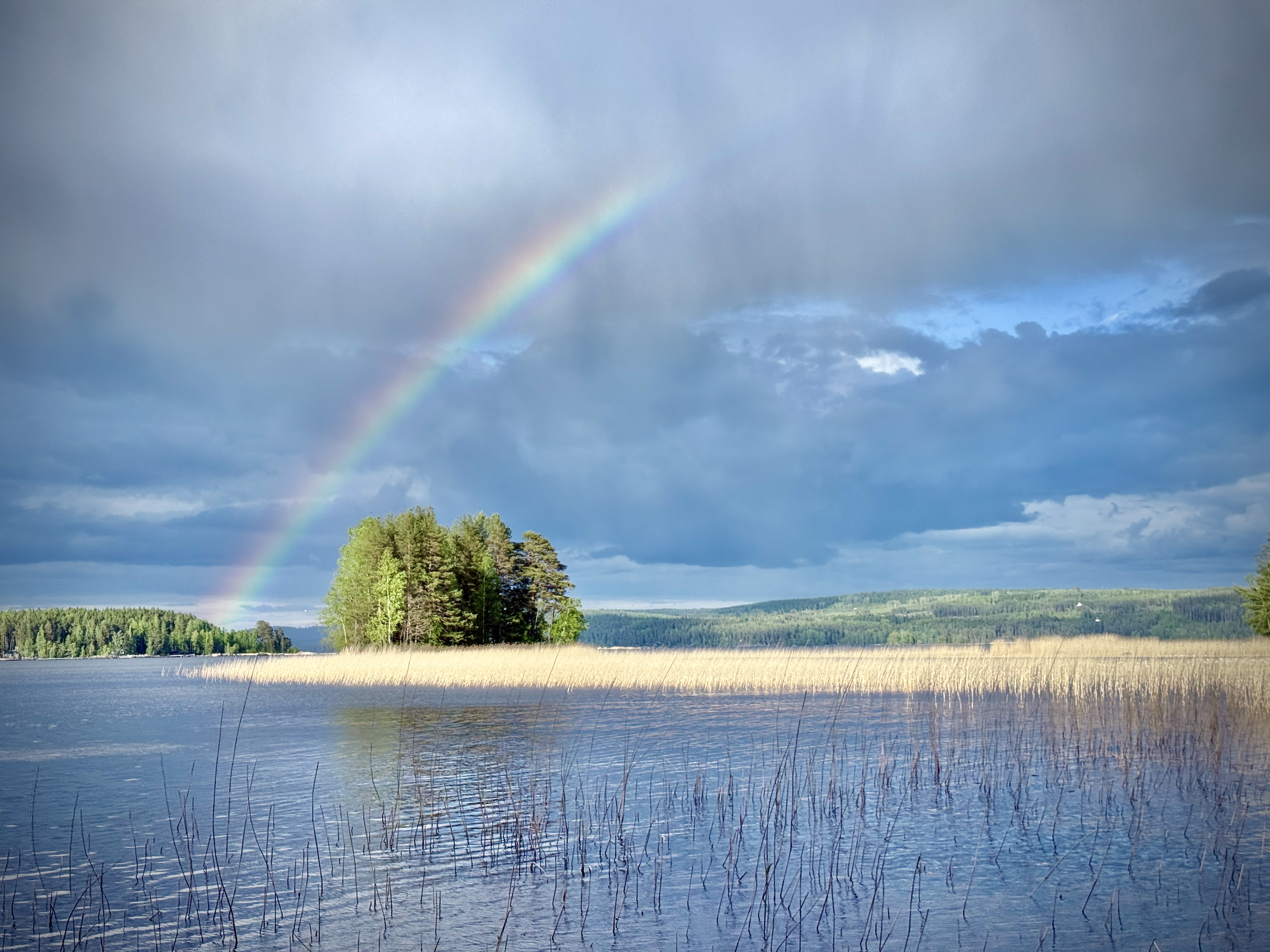 Laituri järvelle kesäpilviä