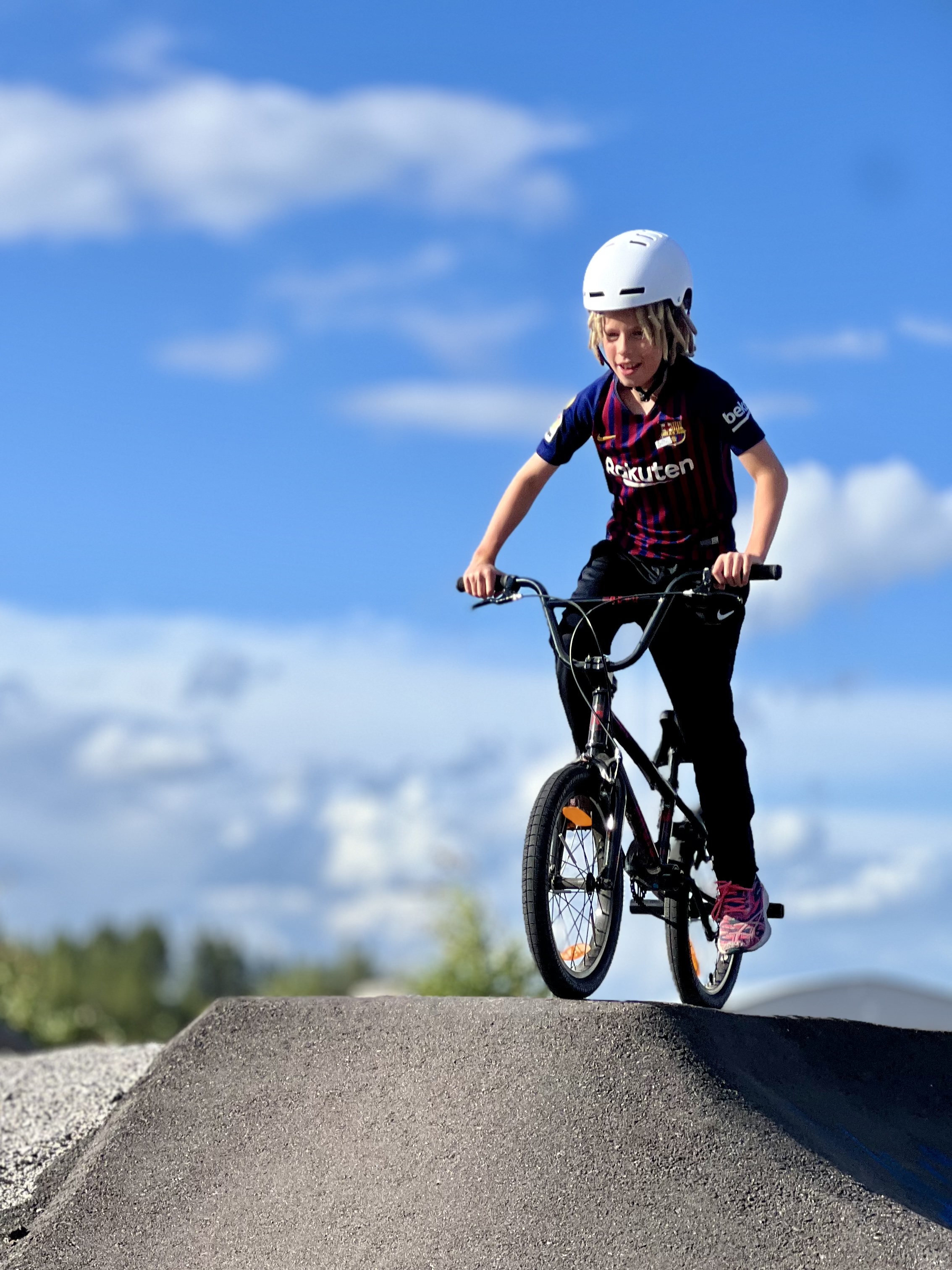 Lapsi pyörällä pumptrack-radalla